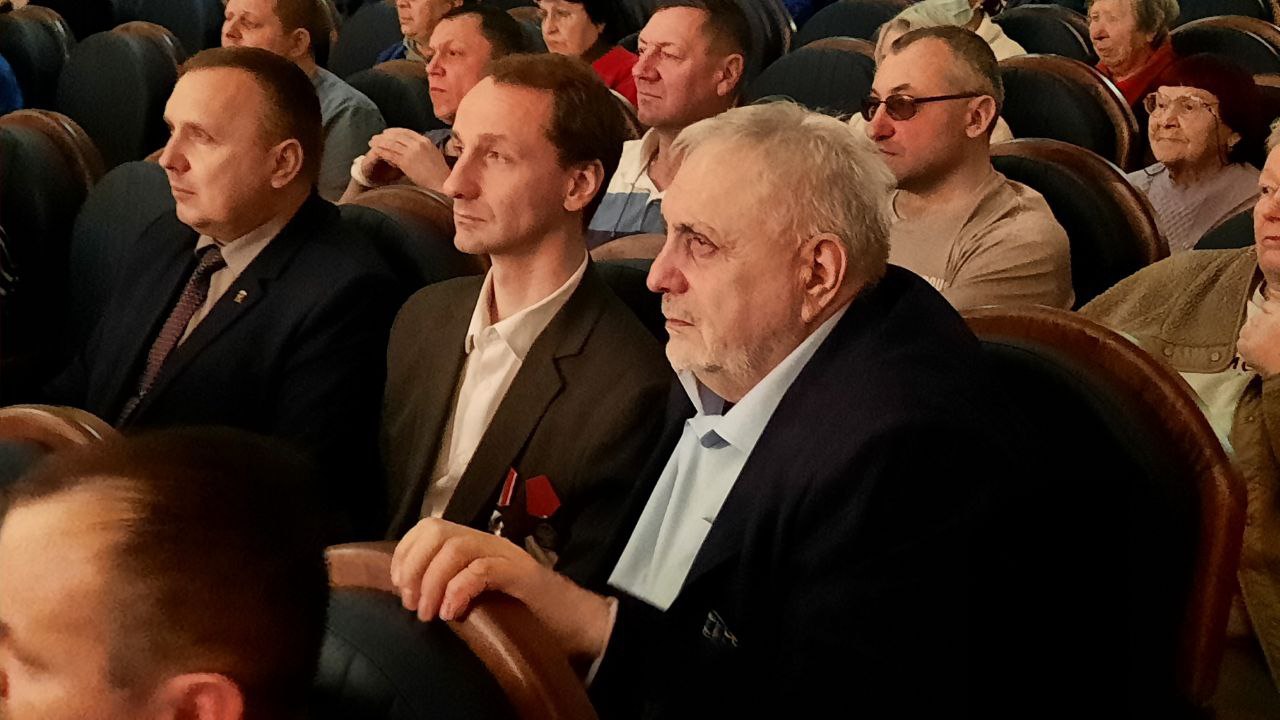 Сотрудники СК России и ветеран следствия приняли участие в мероприятии, посвящённом Дню Героев Отечества Сотрудники СК России и ветеран следствия приняли участие в мероприятии, посвящённом Дню Героев Отечества