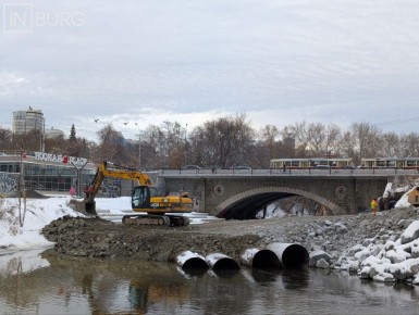 Через Исеть около моста по Куйбышева начали строить пешеходный мост