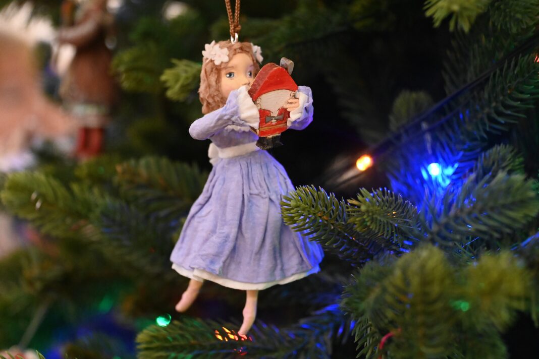 За новогодним настроением — на елку к Чайковским: в Свердловском областном краеведческом музее открылась выставка необычных елочных игрушек За новогодним настроением — на елку к Чайковским: в Свердловском областном краеведческом музее открылась выставка необычных елочных игрушек