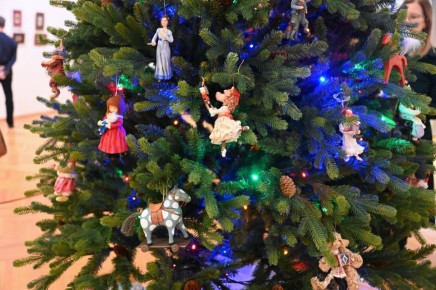 За новогодним настроением — на елку к Чайковским: в Свердловском областном краеведческом музее открылась выставка необычных елочных игрушек