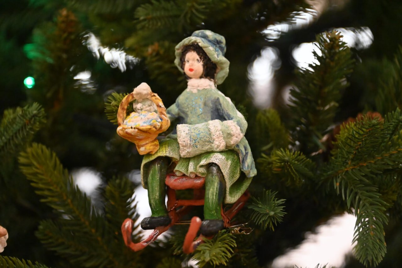 За новогодним настроением — на елку к Чайковским: в Свердловском областном краеведческом музее открылась выставка необычных елочных игрушек За новогодним настроением — на елку к Чайковским: в Свердловском областном краеведческом музее открылась выставка необычных елочных игрушек