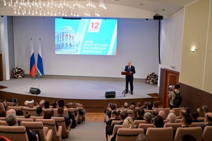 Денис Паслер вручил выдающимся свердловчанам государственные награды и паспорта в День Конституции Российской Федерации