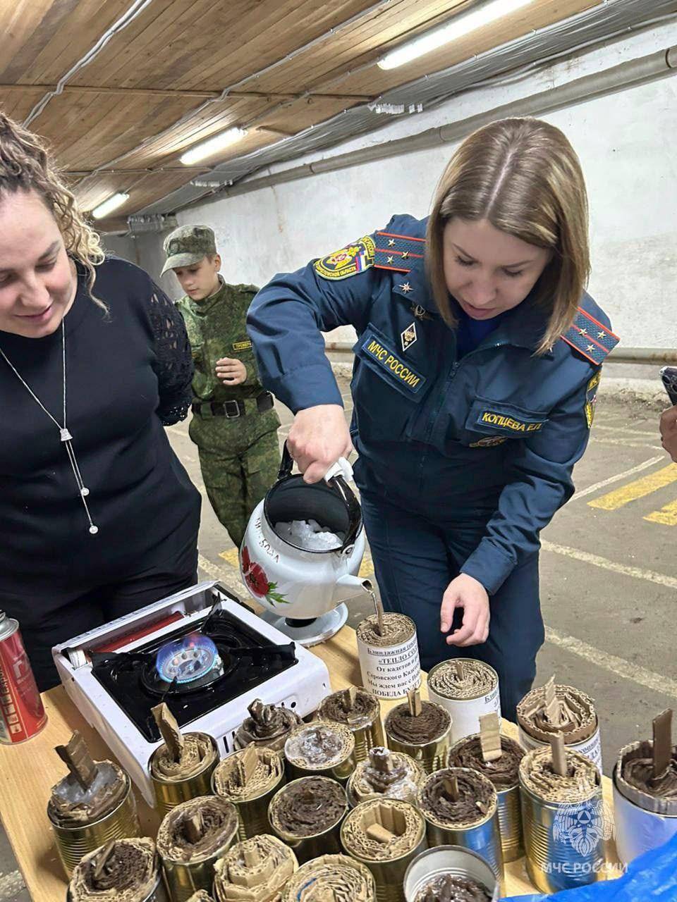 Помощь СВОим!. На днях Свердловские огнеборцы, вместе с кадетами, приняли участие в важном и нужном деле — изготовлении окопных свечей для наших защитников-участников СВО