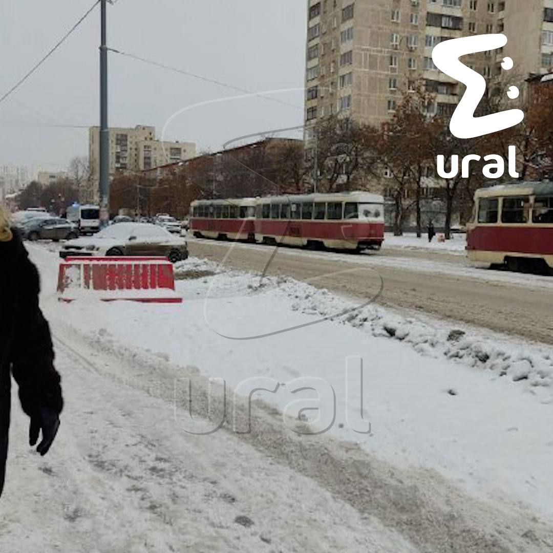 Трамваи встали на Уралмаше из-за ДТП — прямо на путях столкнулись "китаец" и старенький "мерс" Трамваи встали на Уралмаше из-за ДТП — прямо на путях столкнулись "китаец" и старенький "мерс"