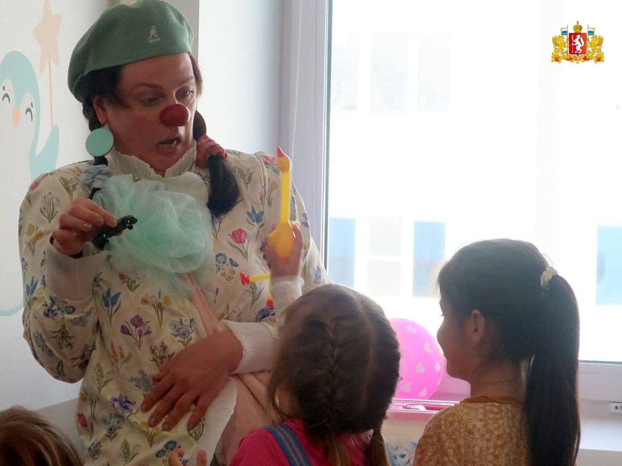 Профессиональные больничные клоуны начали на постоянной основе работать с пациентами отделения детской кардиохирургии Свердловской областной клинической больницы №1 и Центра детской онкологии и гематологии Областной детской... Профессиональные больничные клоуны начали на постоянной основе работать с пациентами отделения детской кардиохирургии Свердловской областной клинической больницы №1 и Центра детской онкологии и гематологии Областной детской...