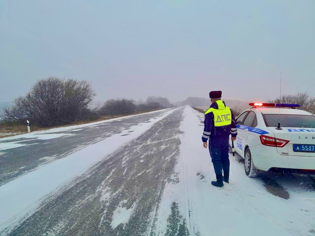 Госавтоинспекция Свердловской области призывает водителей изменить стиль вождения в связи со снегопадом и сложной дорожной обстановкой