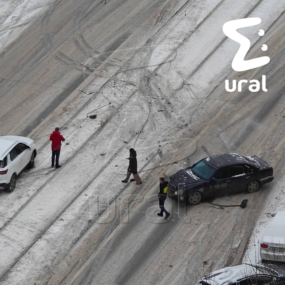 Трамваи встали на Уралмаше из-за ДТП — прямо на путях столкнулись "китаец" и старенький "мерс" Трамваи встали на Уралмаше из-за ДТП — прямо на путях столкнулись "китаец" и старенький "мерс"