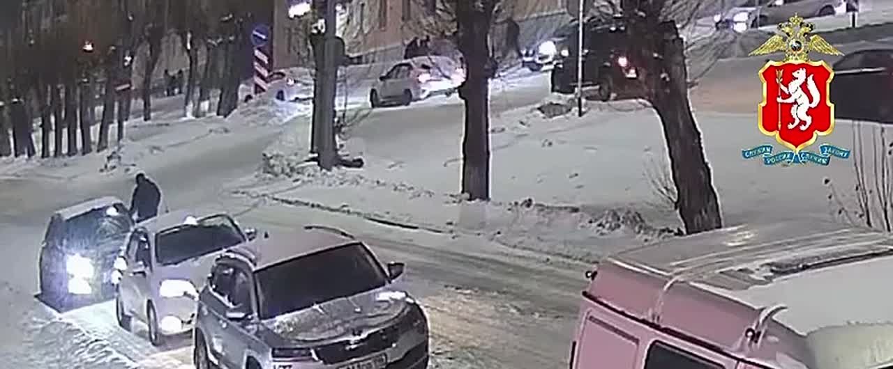 Невнимательность матери на переходе дороги с двумя детьми на снегокате закончилась ДТП