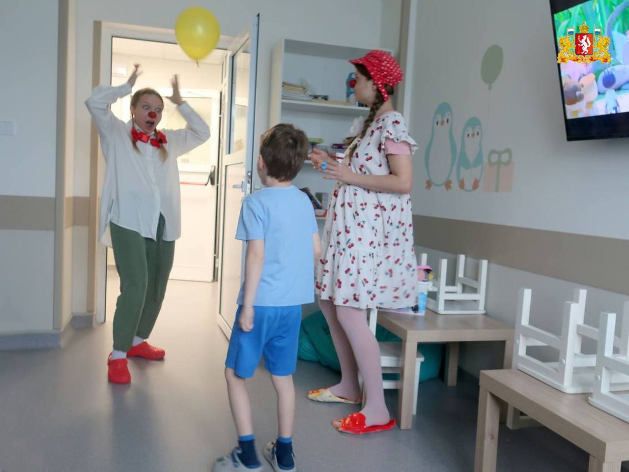 Профессиональные больничные клоуны начали на постоянной основе работать с пациентами отделения детской кардиохирургии Свердловской областной клинической больницы №1 и Центра детской онкологии и гематологии Областной детской... Профессиональные больничные клоуны начали на постоянной основе работать с пациентами отделения детской кардиохирургии Свердловской областной клинической больницы №1 и Центра детской онкологии и гематологии Областной детской...