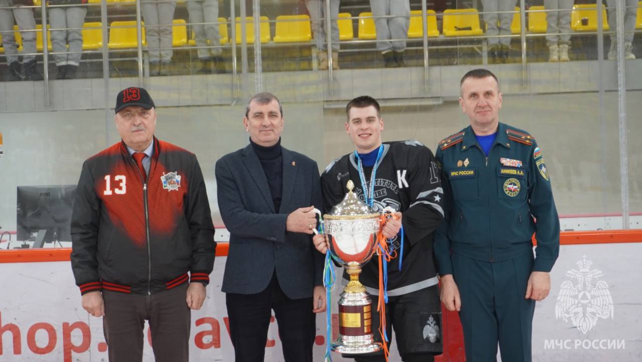 Свердловские огнеборцы - серебрянные призеры Межрегионального турнира по хоккею Свердловские огнеборцы - серебрянные призеры Межрегионального турнира по хоккею