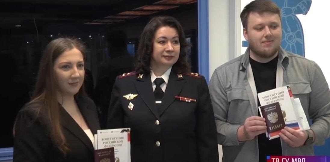 В музейном комплексе ГУ МВД по Свердловской области прошла торжественная церемония вручения паспортов новым гражданам России — двум уроженцам Республики Казахстан