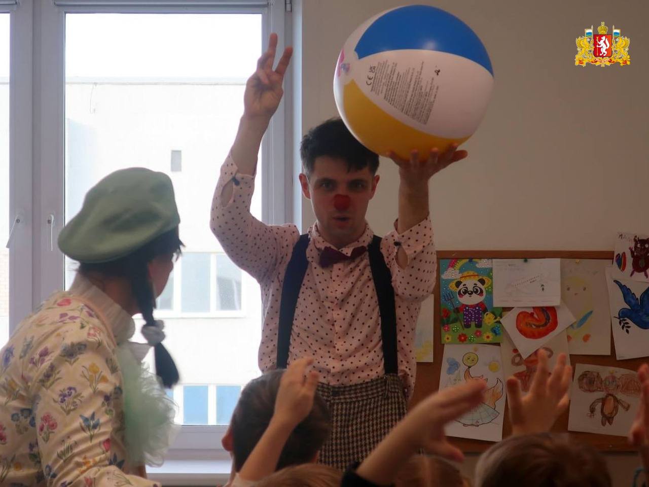 Профессиональные больничные клоуны начали на постоянной основе работать с пациентами отделения детской кардиохирургии Свердловской областной клинической больницы №1 и Центра детской онкологии и гематологии Областной детской... Профессиональные больничные клоуны начали на постоянной основе работать с пациентами отделения детской кардиохирургии Свердловской областной клинической больницы №1 и Центра детской онкологии и гематологии Областной детской...