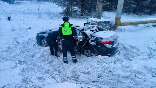 В Североуральске автоинспекторы устанавливают обстоятельства ДТП с участием начинающего водителя, наехавшего на опору газопровода