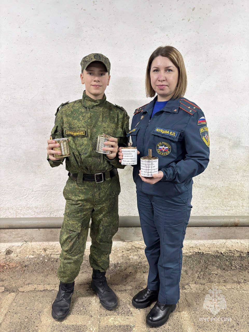 Помощь СВОим!. На днях Свердловские огнеборцы, вместе с кадетами, приняли участие в важном и нужном деле — изготовлении окопных свечей для наших защитников-участников СВО Помощь СВОим!. На днях Свердловские огнеборцы, вместе с кадетами, приняли участие в важном и нужном деле — изготовлении окопных свечей для наших защитников-участников СВО