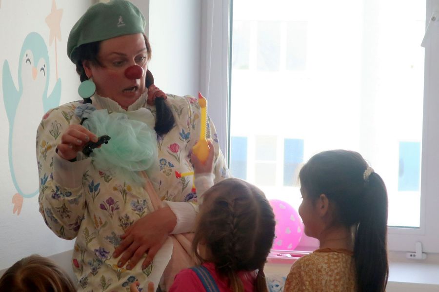Больничные клоуны начали работать с маленькими пациентами крупнейших медучреждений Свердловской области