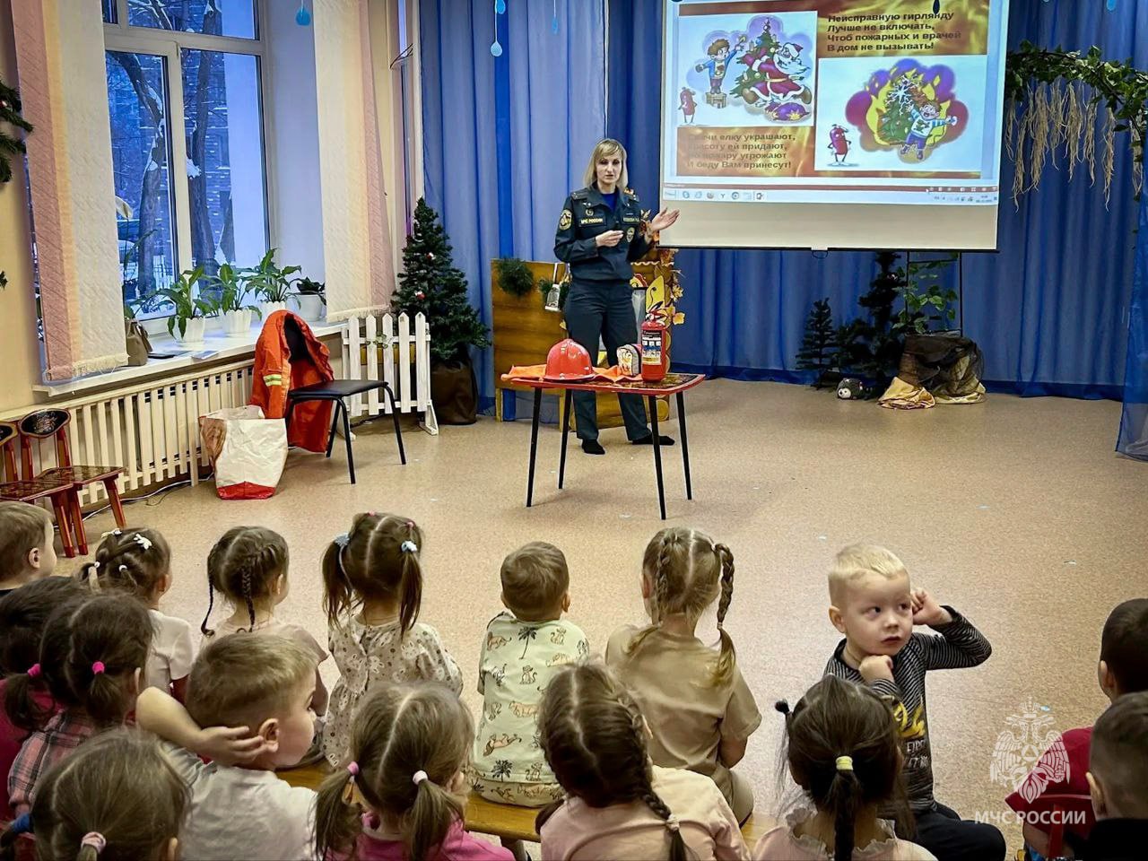 Свердловские огнеборцы обучили детей правилам пожарной безопасности в преддверии Нового года! Свердловские огнеборцы обучили детей правилам пожарной безопасности в преддверии Нового года!