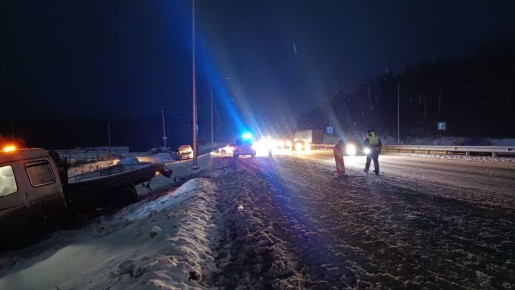 Автоинспекторы работают на месте ДТП в районе Ревды, где занос Subaru привел к гибели пассажирки