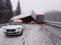 ВНИМАНИЕ! Движение на трассе «Пермь-Екатеринбург» перекрыто из-за опрокидывания и эвакуации большегруза
