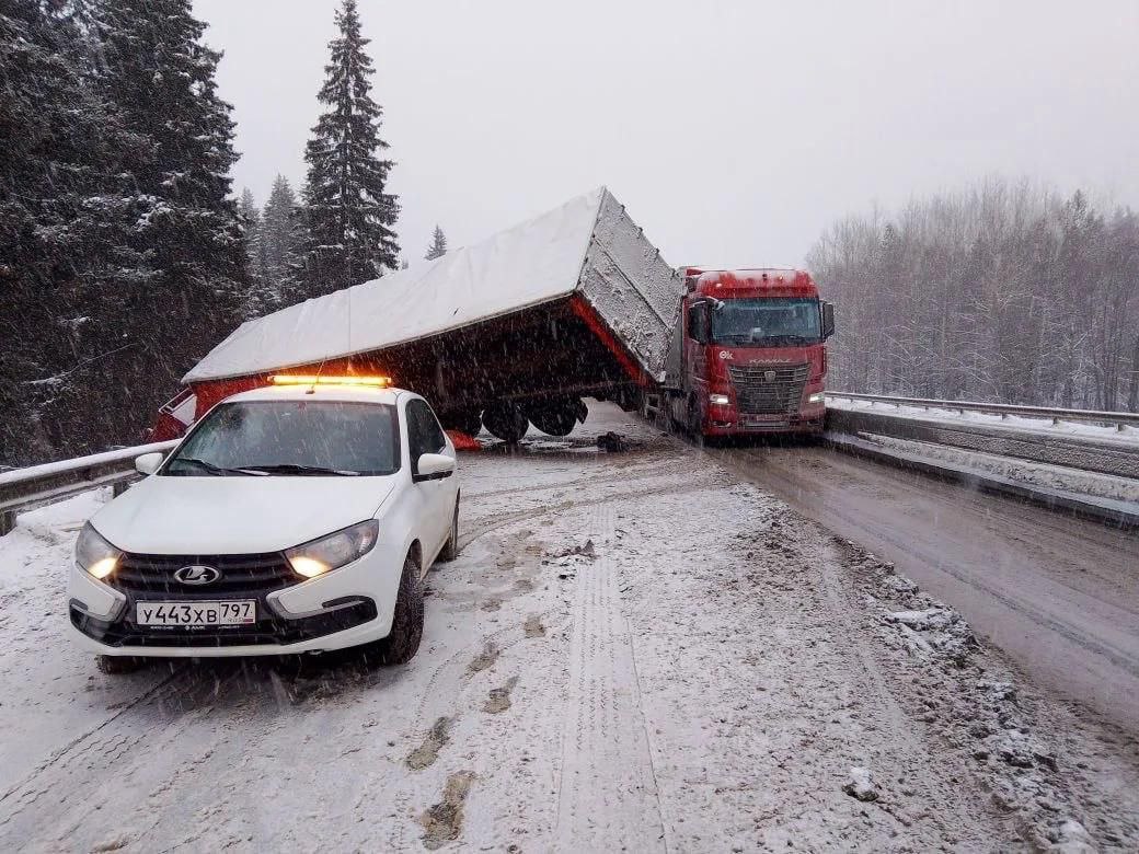 ВНИМАНИЕ! Движение на трассе «Пермь-Екатеринбург» перекрыто из-за опрокидывания и эвакуации большегруза