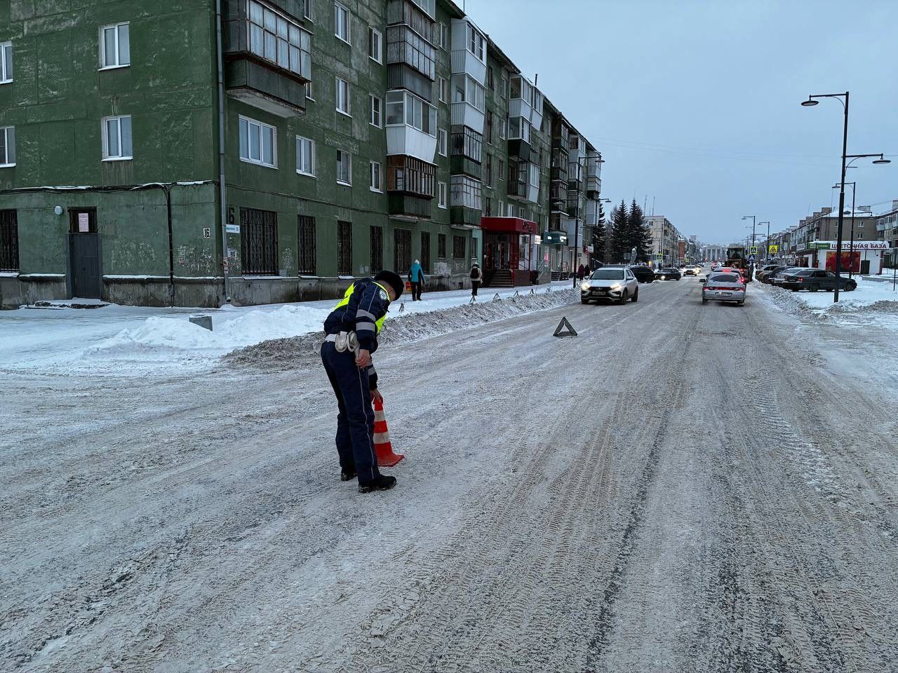 Автоинспекторы устанавливают обстоятельства ДТП в Полевском, где пострадал подросток, перебегавший дорогу вне перехода Автоинспекторы устанавливают обстоятельства ДТП в Полевском, где пострадал подросток, перебегавший дорогу вне перехода