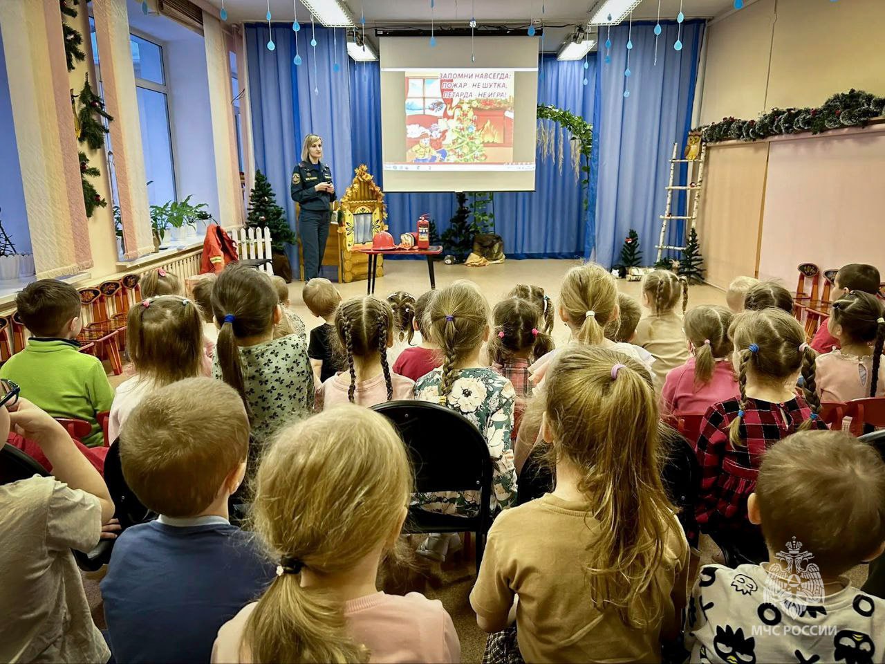 Свердловские огнеборцы обучили детей правилам пожарной безопасности в преддверии Нового года! Свердловские огнеборцы обучили детей правилам пожарной безопасности в преддверии Нового года!