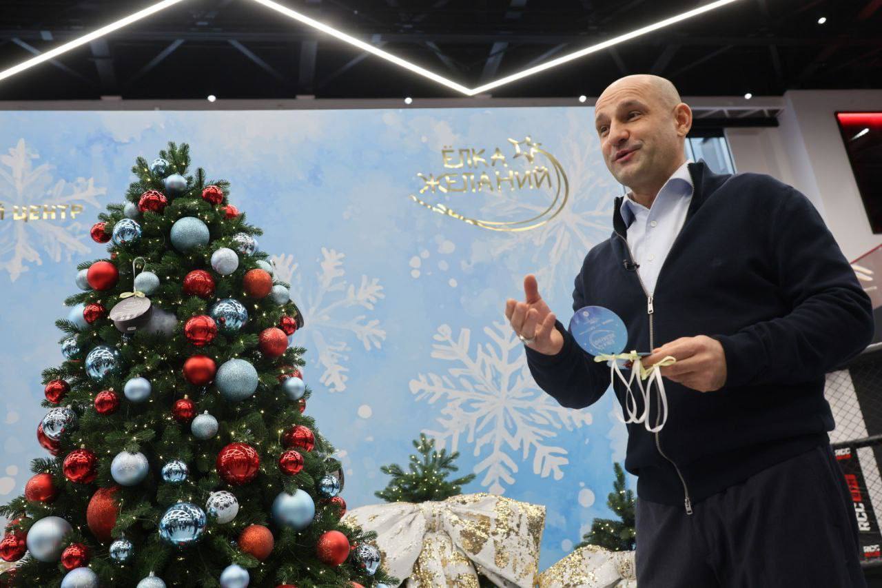 Ёлка желаний снова помогает исполнять мечты маленьких уральцев Ёлка желаний снова помогает исполнять мечты маленьких уральцев