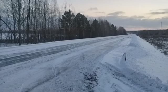 Дорожники продолжают борьбу с последствиями снегопада на региональных дорогах Свердловской области