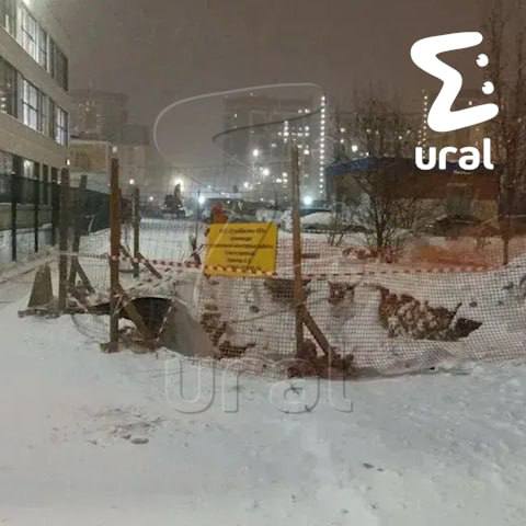 Коммунальщики вырыли портал в Вальхаллу возле 181-й школы в Академическом Коммунальщики вырыли портал в Вальхаллу возле 181-й школы в Академическом