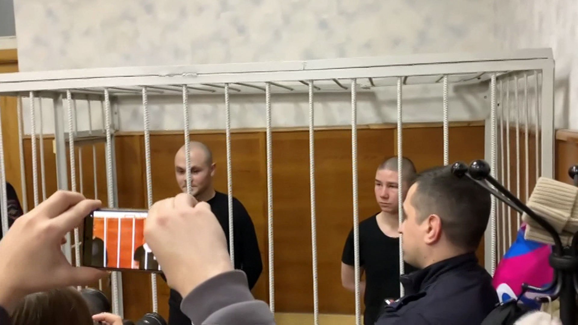 В Екатеринбурге начался суд над террористами, сбежавшими из местного СИЗО №1. Кроме побега, им вменяется проникновение с кражей – оказавшись на свободе, сообщники забрались в один из частных домов и обчистили его