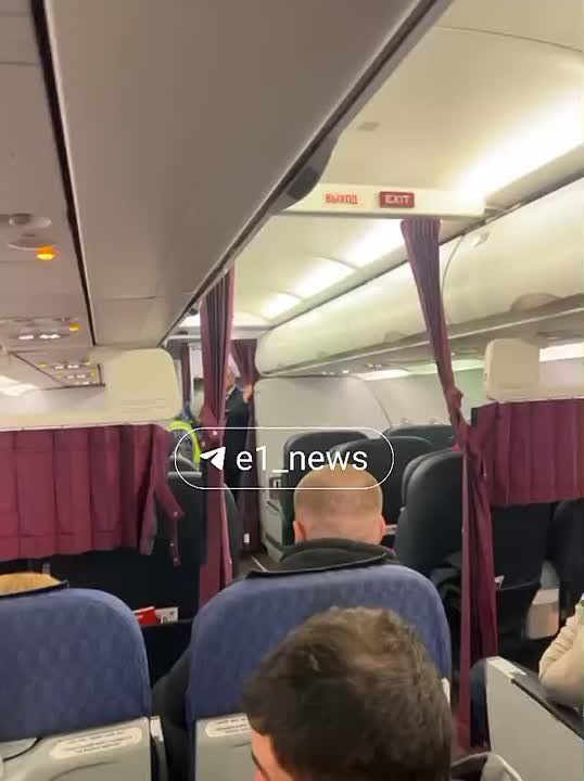 Скорая приехала к самолету в Кольцово