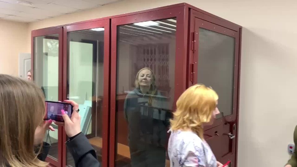 Ленинский райсуд Екатеринбурга отправил в СИЗО до 15 февраля 2026 года правозащитницу Ларису Захарову, передает корреспондент «Ъ-Урал»