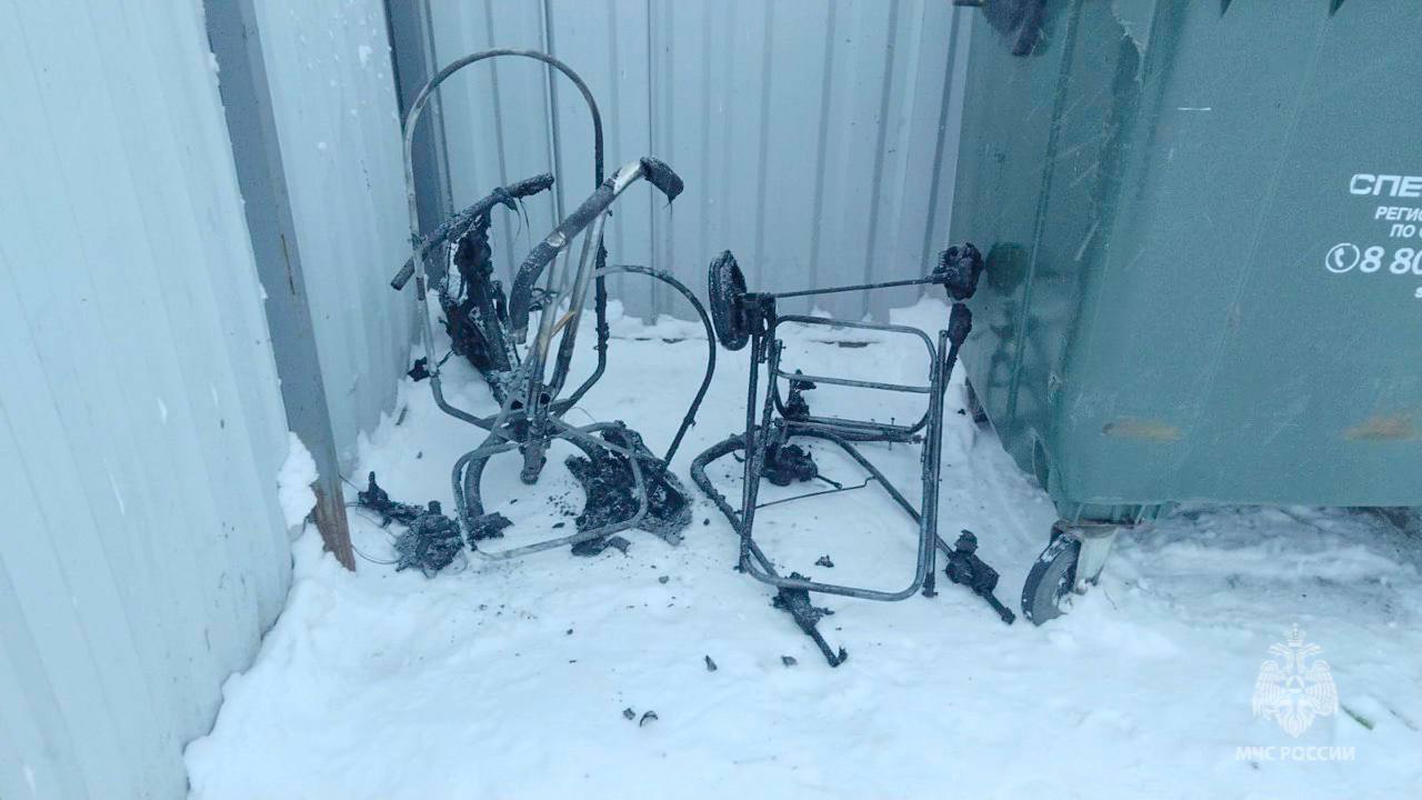 123Из-за запущенной петарды в Туринской Слободе вспыхнули вещи в подъезде дома