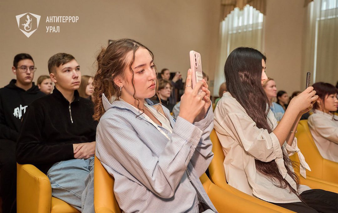 В Екатеринбурге состоялась пресс-конференция «Время героев», на которой юные журналисты выступили собеседниками представителей власти и правоохранительных органов В Екатеринбурге состоялась пресс-конференция «Время героев», на которой юные журналисты выступили собеседниками представителей власти и правоохранительных органов