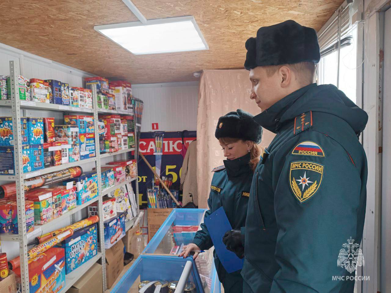 Встретить праздник с огоньком, но без вреда для здоровья: огнеборцы проверяют магазины пиротехники Встретить праздник с огоньком, но без вреда для здоровья: огнеборцы проверяют магазины пиротехники