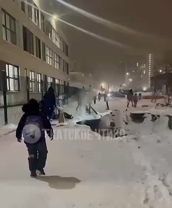 На огромную яму пожаловались жители Академического