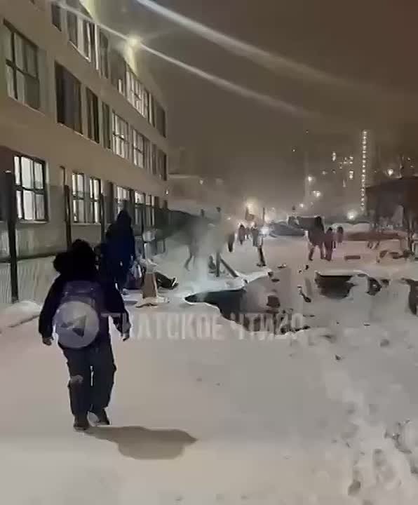 На огромную яму пожаловались жители Академического