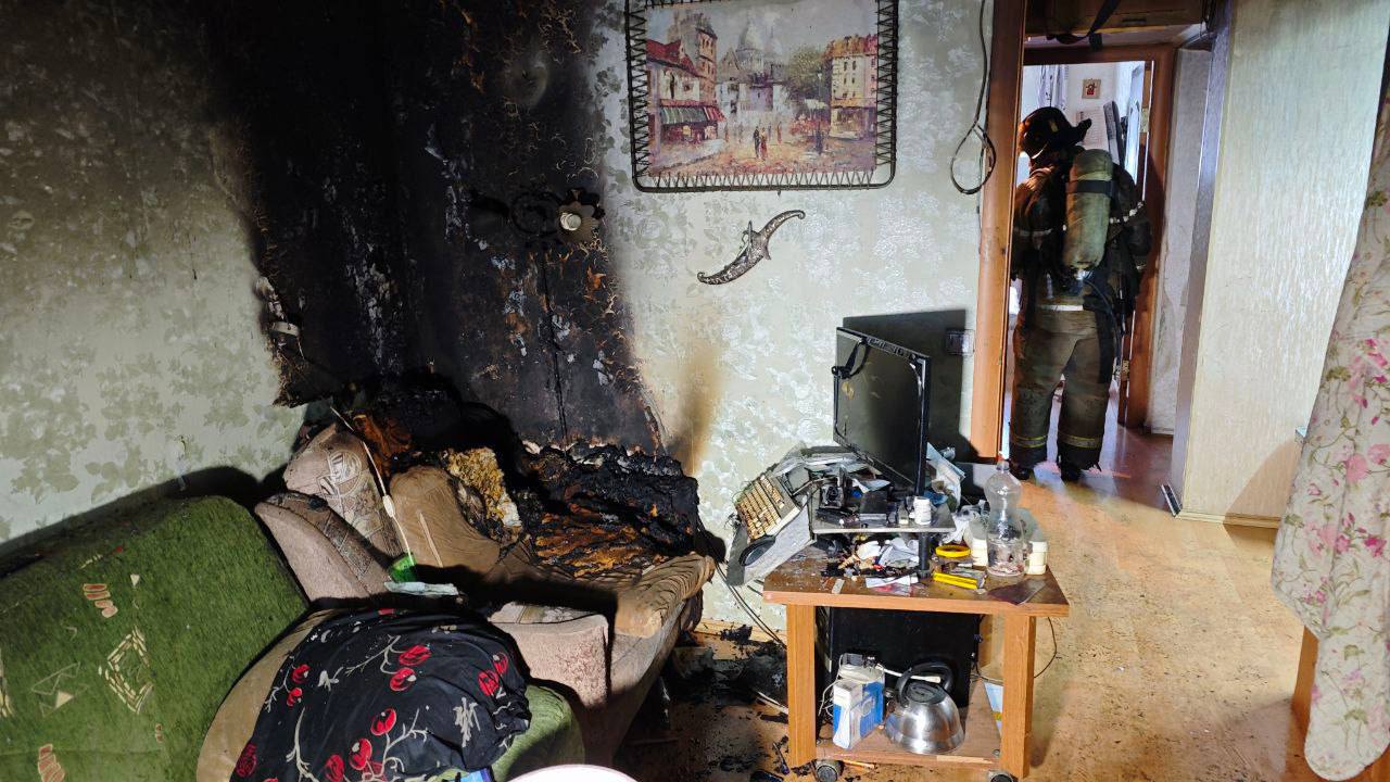 А в Екатеринбурге пожарные спасли мужчину и кота А в Екатеринбурге пожарные спасли мужчину и кота