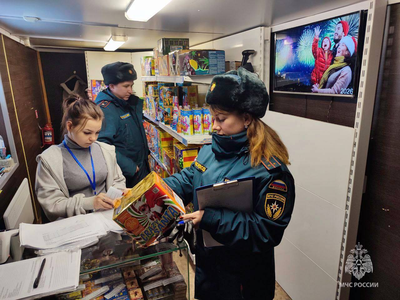 Встретить праздник с огоньком, но без вреда для здоровья: огнеборцы проверяют магазины пиротехники Встретить праздник с огоньком, но без вреда для здоровья: огнеборцы проверяют магазины пиротехники