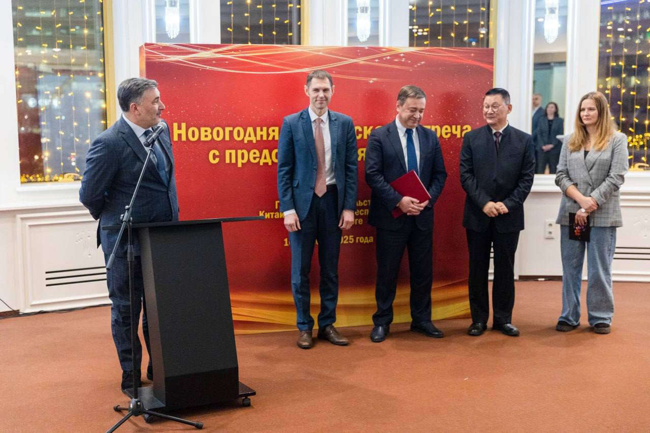 Генеральный консул КНР в Екатеринбурге Ло Шисюн во вторник провел предновогодний дружеский прием для представителей СМИ Свердловской области