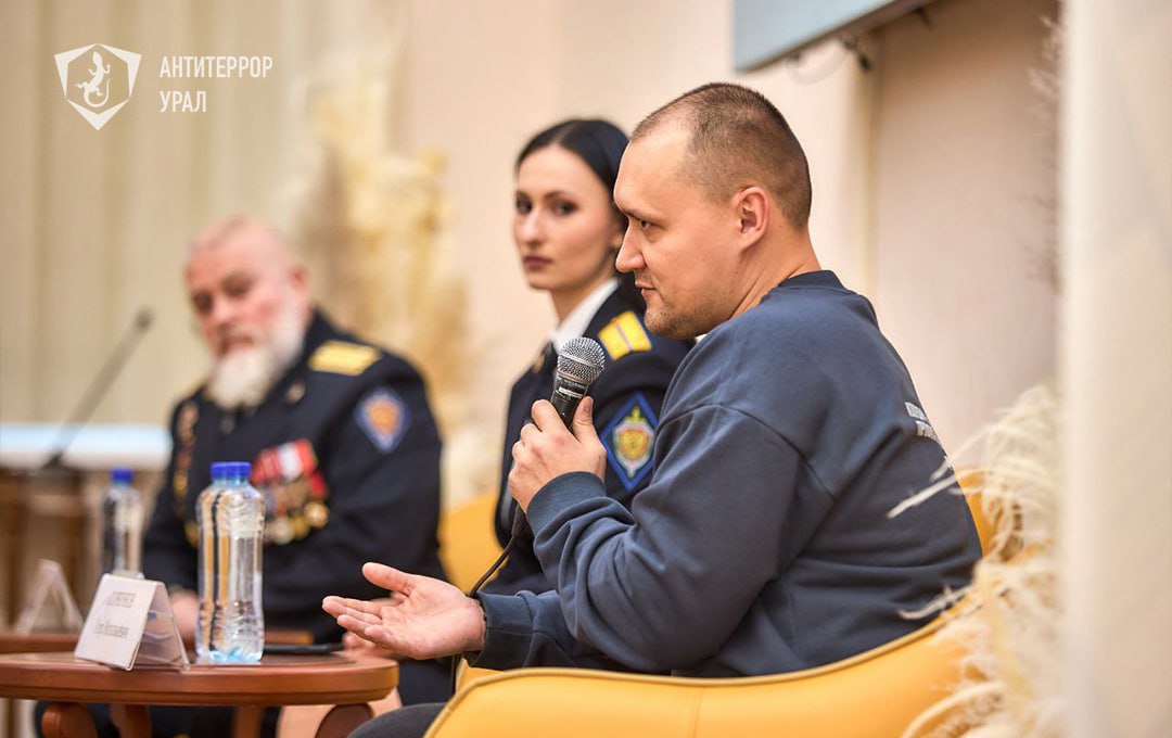 В Екатеринбурге состоялась пресс-конференция «Время героев», на которой юные журналисты выступили собеседниками представителей власти и правоохранительных органов В Екатеринбурге состоялась пресс-конференция «Время героев», на которой юные журналисты выступили собеседниками представителей власти и правоохранительных органов