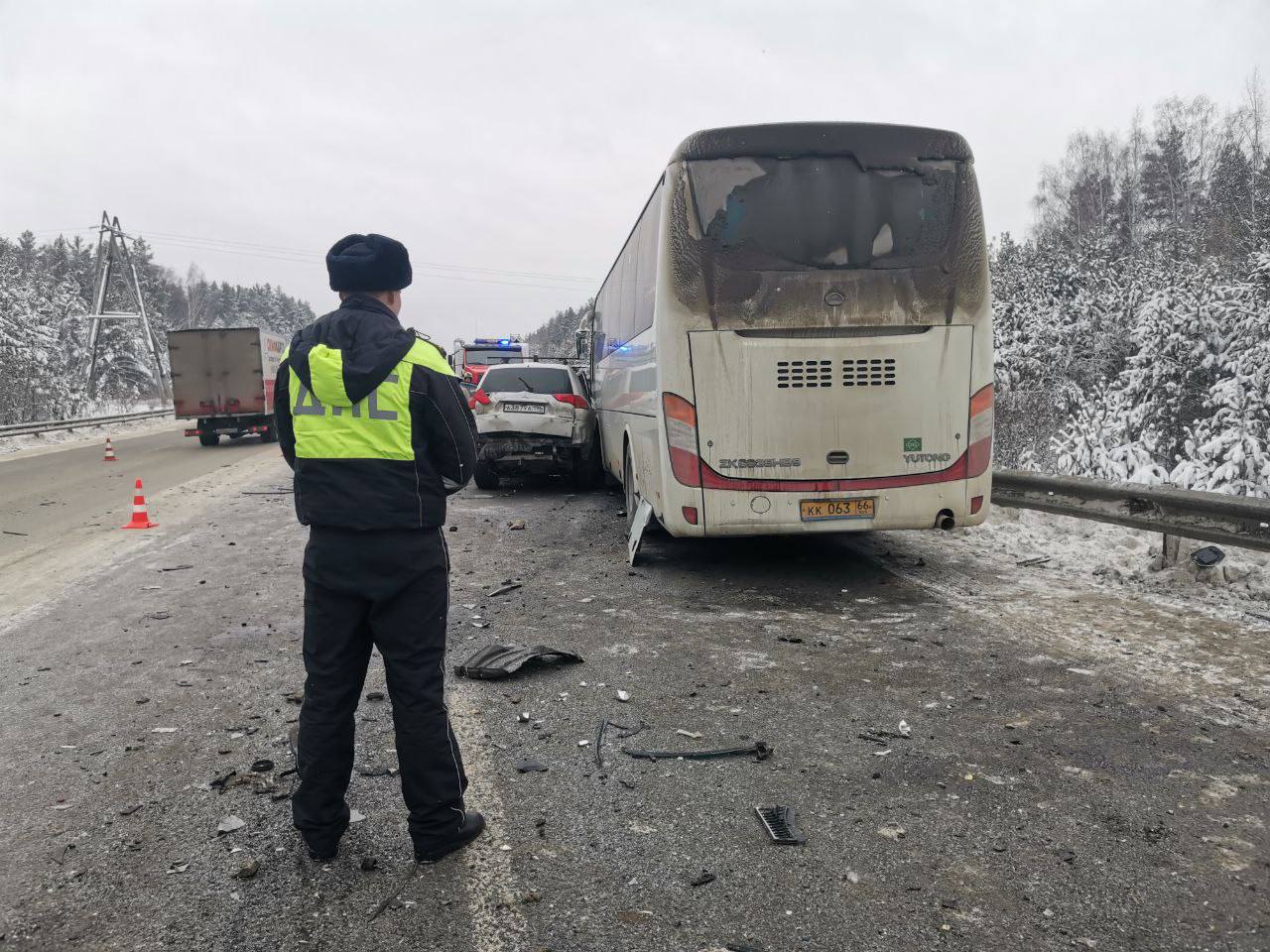 Обстоятельства серьезного дорожно-транспортного происшествия устанавливают сотрудники Госавтоинспекции вблизи Березовского