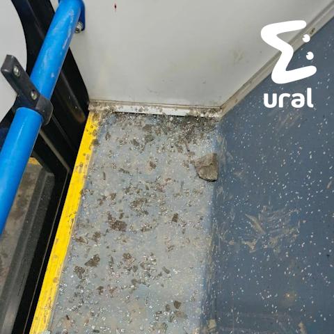 Неизвестные закидали камнями автобус в Челябинске Неизвестные закидали камнями автобус в Челябинске