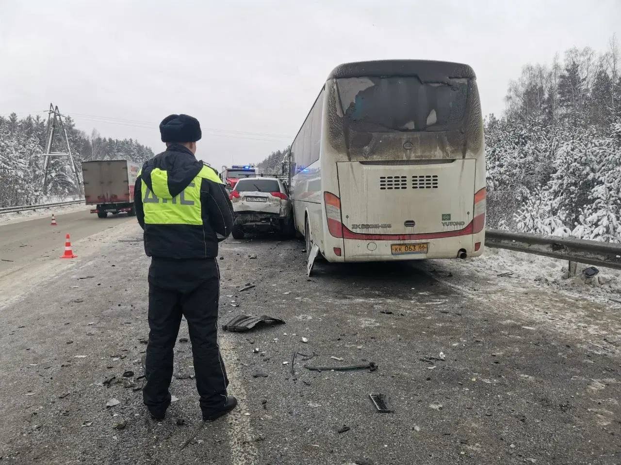 Автобус и две легковушки столкнулись недалеко от Березовского Автобус и две легковушки столкнулись недалеко от Березовского