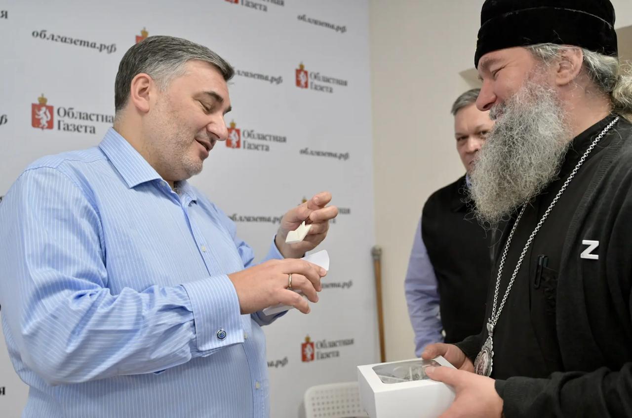 Митрополит Екатеринбургский и Верхотурский Евгений и председатель Духовного управления мусульман Свердловской области (Центральный муфтият) Абдуль-Куддусс Ашарин презентовали журналистам редакции «ОГ» и их юным коллегам... Митрополит Екатеринбургский и Верхотурский Евгений и председатель Духовного управления мусульман Свердловской области (Центральный муфтият) Абдуль-Куддусс Ашарин презентовали журналистам редакции «ОГ» и их юным коллегам...