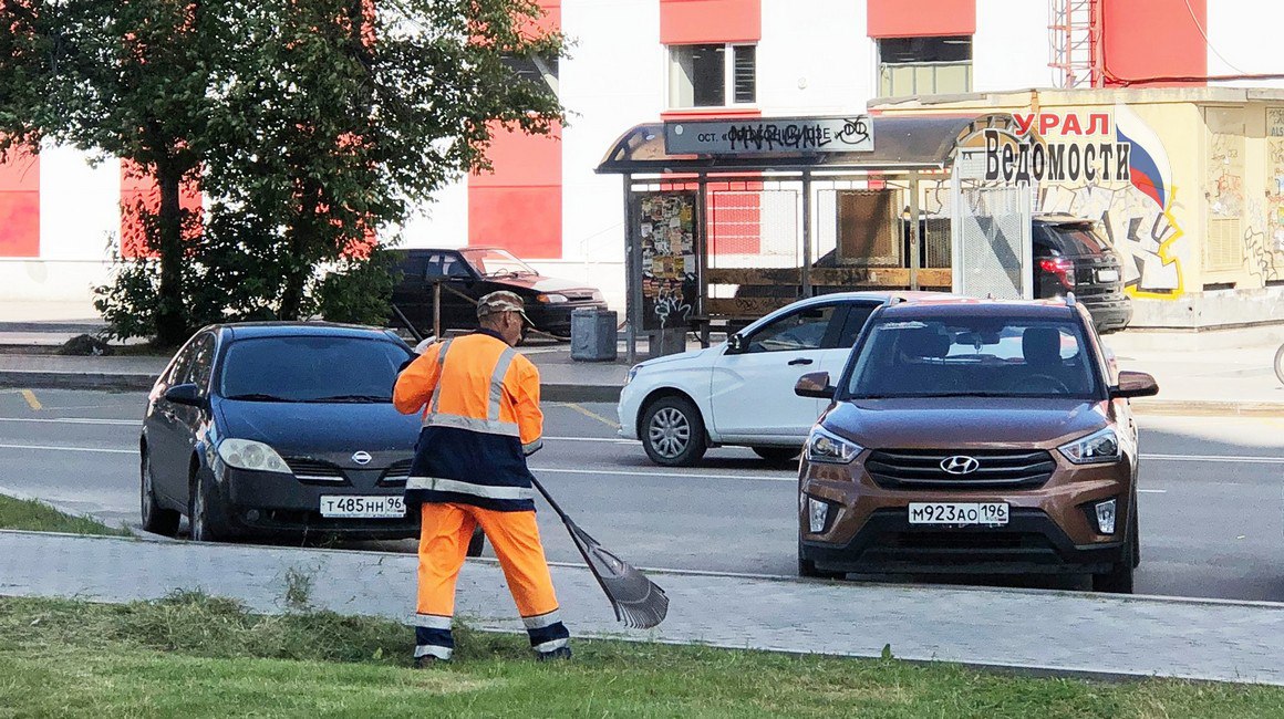 В Екатеринбурге предлагают гасить долги по ЖКХ уборкой дворов