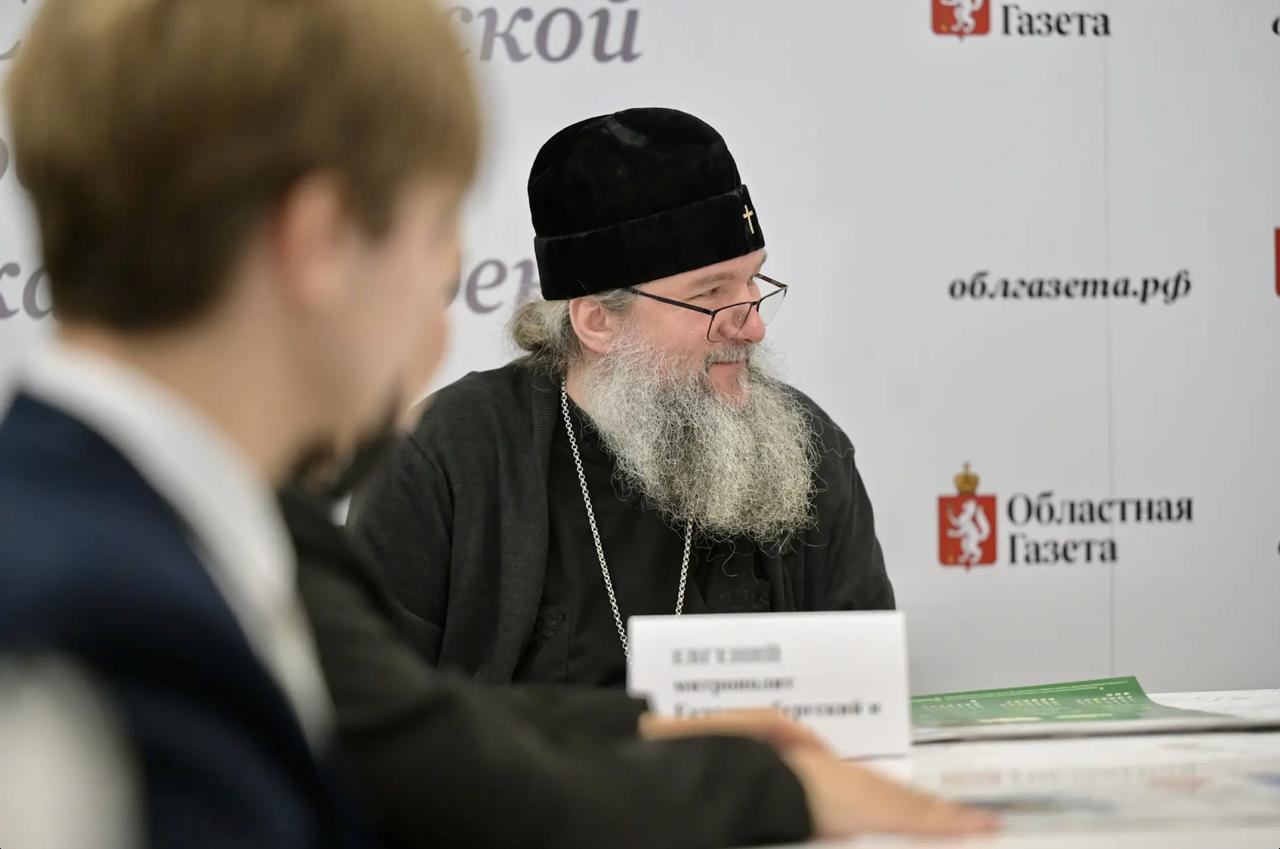 Митрополит Екатеринбургский и Верхотурский Евгений и председатель Духовного управления мусульман Свердловской области (Центральный муфтият) Абдуль-Куддусс Ашарин презентовали журналистам редакции «ОГ» и их юным коллегам... Митрополит Екатеринбургский и Верхотурский Евгений и председатель Духовного управления мусульман Свердловской области (Центральный муфтият) Абдуль-Куддусс Ашарин презентовали журналистам редакции «ОГ» и их юным коллегам...