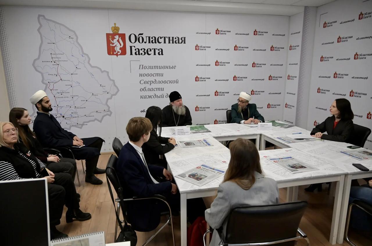 Митрополит Екатеринбургский и Верхотурский Евгений и председатель Духовного управления мусульман Свердловской области (Центральный муфтият) Абдуль-Куддусс Ашарин презентовали журналистам редакции «ОГ» и их юным коллегам... Митрополит Екатеринбургский и Верхотурский Евгений и председатель Духовного управления мусульман Свердловской области (Центральный муфтият) Абдуль-Куддусс Ашарин презентовали журналистам редакции «ОГ» и их юным коллегам...