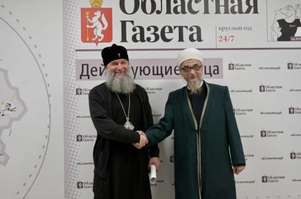 Митрополит Екатеринбургский и Верхотурский Евгений и председатель Духовного управления мусульман Свердловской области (Центральный муфтият) Абдуль-Куддусс Ашарин презентовали журналистам редакции «ОГ» и их юным коллегам...