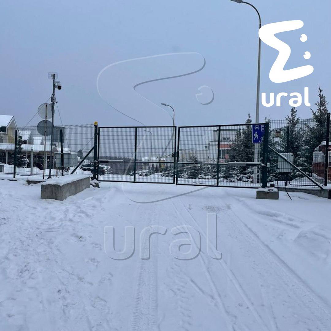 Соседи мэра Орлова по посёлку перегородили дорогу к своим домам, потому что богачи постоянно ездят мимо них Соседи мэра Орлова по посёлку перегородили дорогу к своим домам, потому что богачи постоянно ездят мимо них