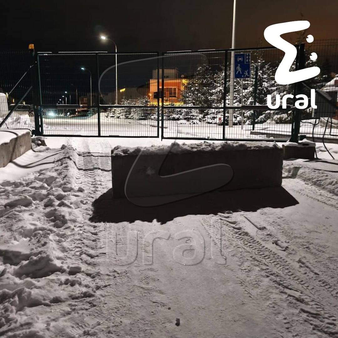 Соседи мэра Орлова по посёлку перегородили дорогу к своим домам, потому что богачи постоянно ездят мимо них